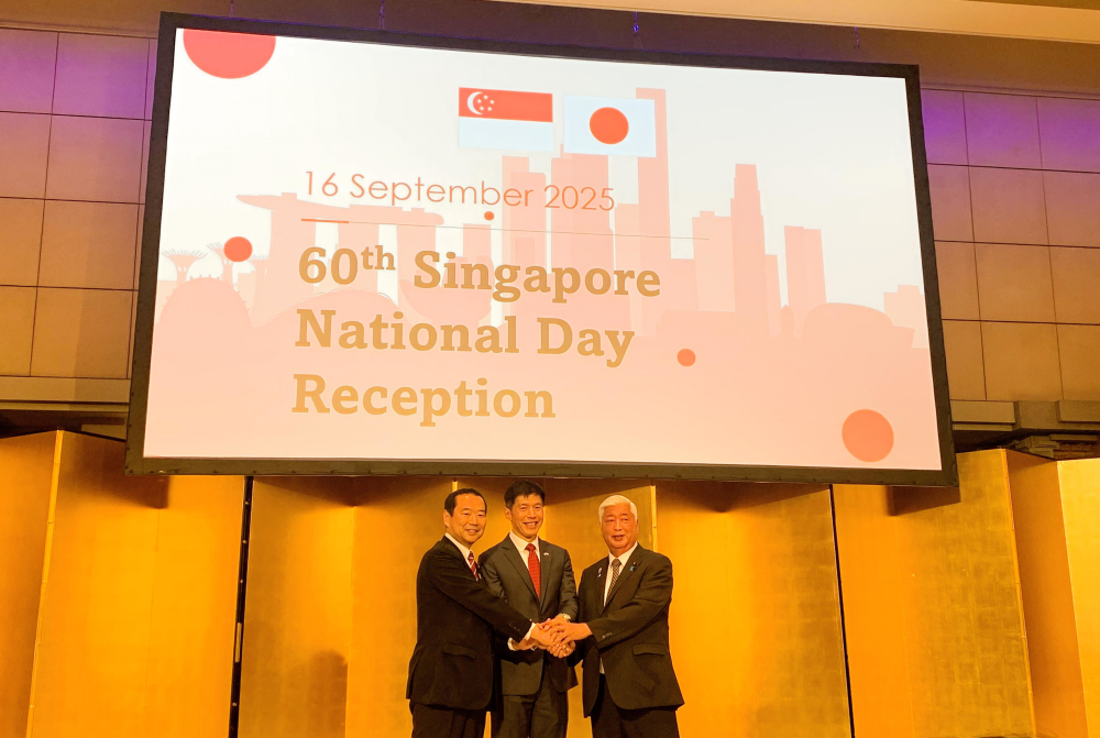 State Minister Fujii is shaking hands with Ambassador Ong and Mr. NAKATANI Gen, Minister of Defense of Japan