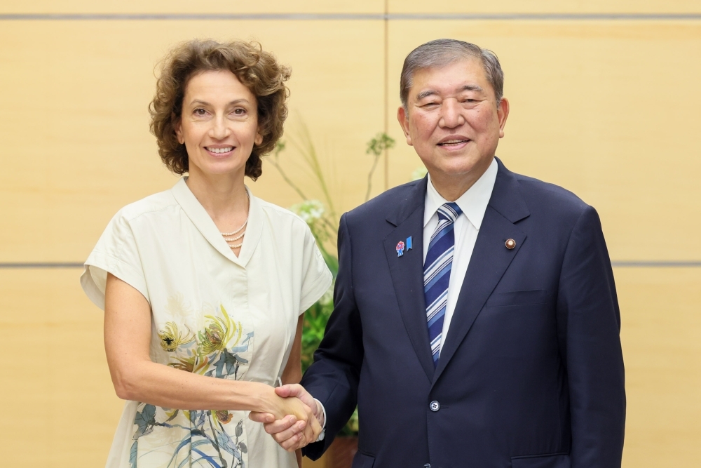 Prime Minister ISHIBA shaking hands with Director-General Azoulay
