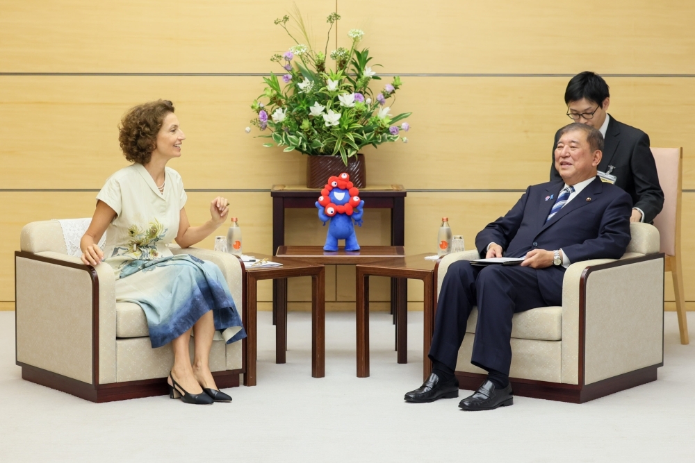 Prime Minister ISHIBA talking with Director-General Azoulay