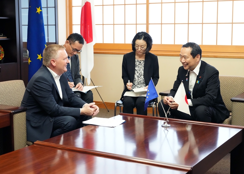 State Minister Fujii talking with Commissioner McGrath