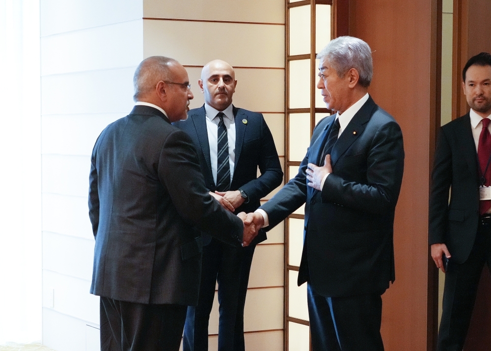 Foreign Minister IWAYA shaking hands with H.R.H. Prince Salman, Crown Prince and Prime Minister of Bahrain