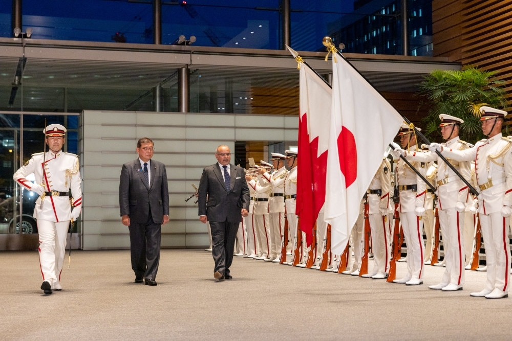 Prime Minister ISHIBA and His Royal Highness Prince Salman, Crown Prince and Prime Minister of Bahrain, walking in front of the honor guard