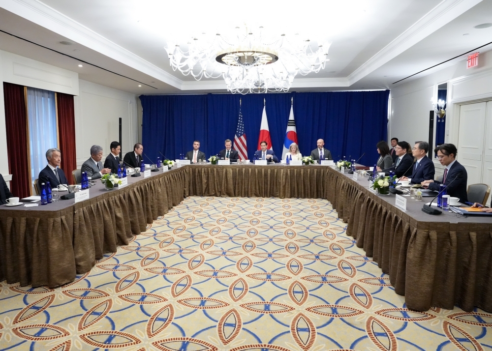 Japan, US, ROK Foreign Ministers are talking 