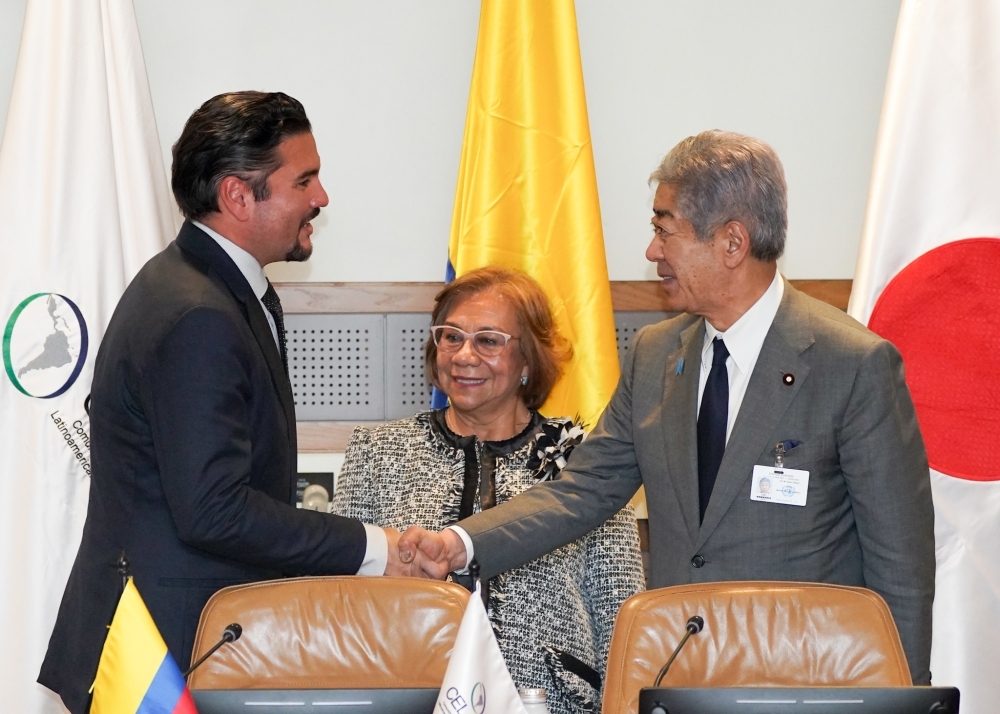 Foreign Minister IWAYA shaking hands with the Foreign Ministers’ Meeting participants