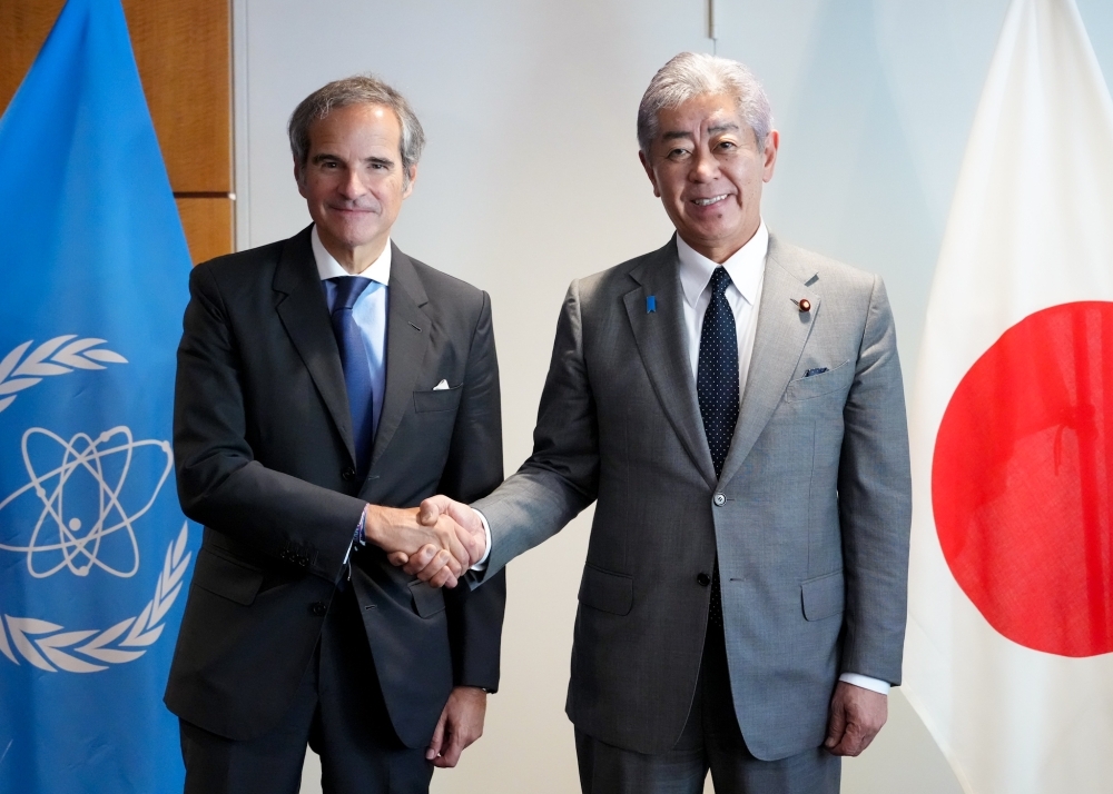 Foreign Minister Iwaya shaking hands with Secretary General Grossi