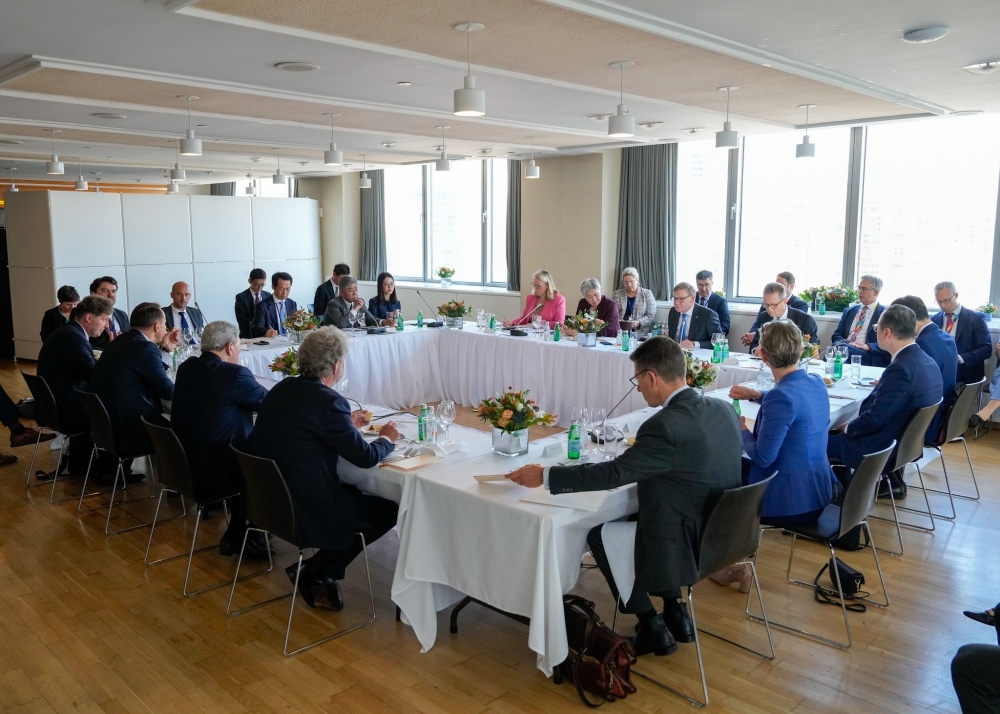 The representatives of 8 countries holding a meeting