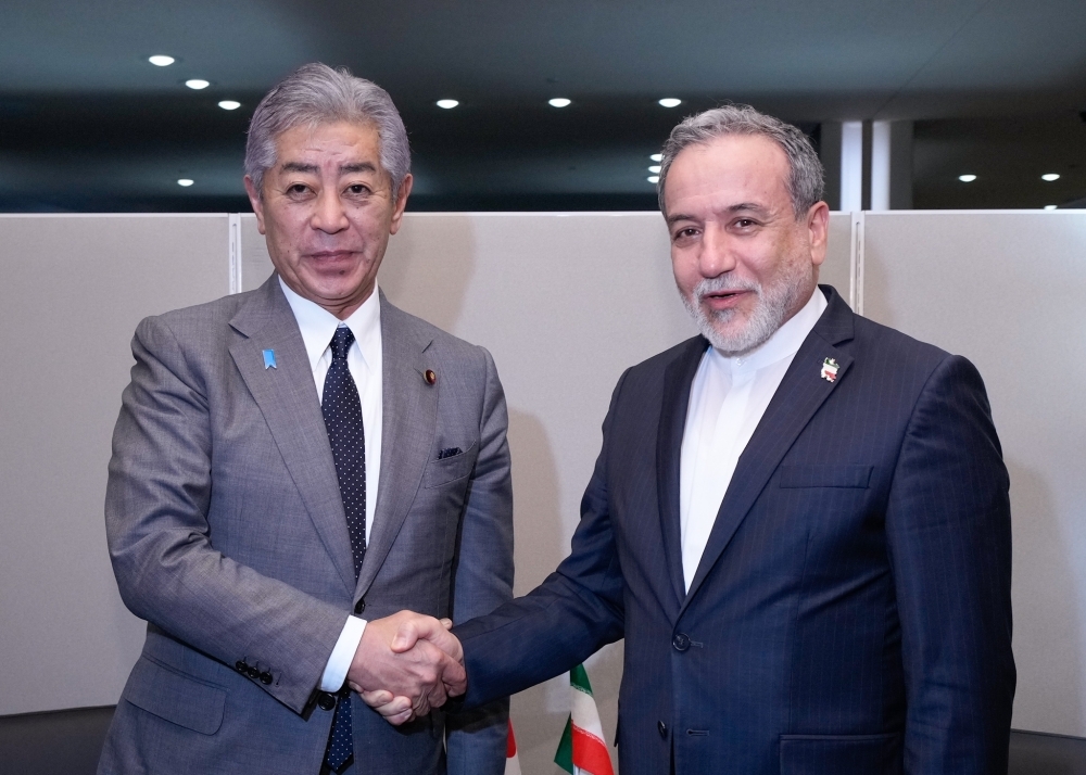 Foreign Minister Iwaya shaking hands with Foreign Minister Araghchi