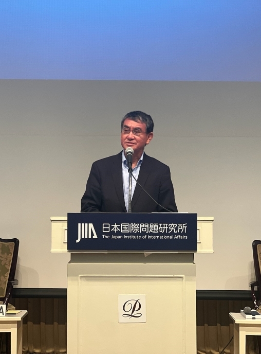 Member of the House of Representatives Kono, Chairman of the Japan-Singapore Friendship Promotion Parliamentarians' League is delivering his keynote address
