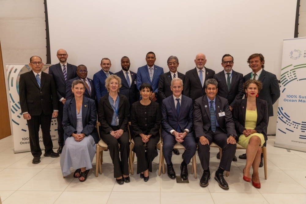 Minister IWAYA taking photo with members of The Seventh Ocean Panel Leaders’ Meeting of the High Level Panel for a Sustainable Ocean Economy