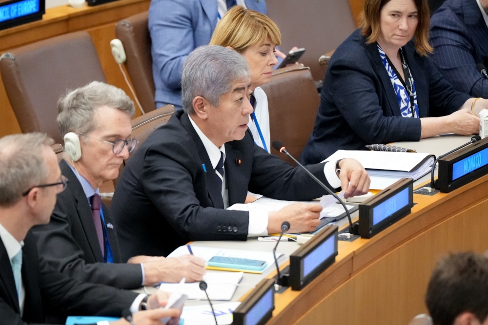 Minister IWAYA reading the message from Prime Minister ISHIBA for the Fifth Summit of the Crimea Platform