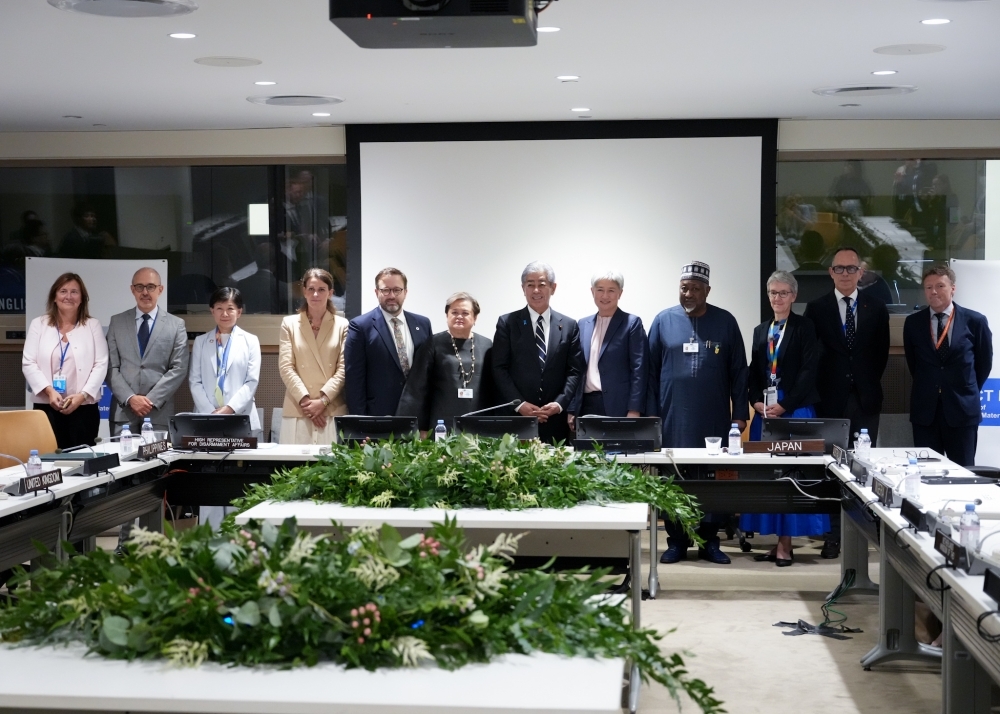 Minister IWAYA taking photo with the member of the First Ministerial Meeting of the Friends of the Fissile Material Cut-off Treaty (FMCT)