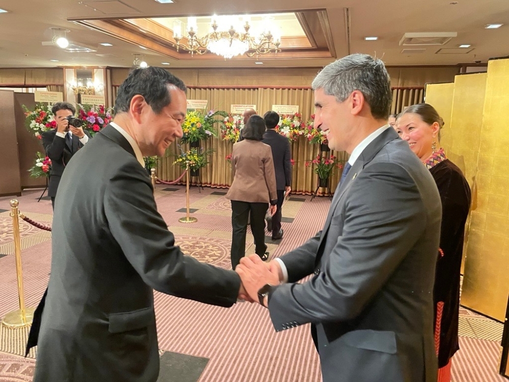 State Minister Fujii is greeting to Ambassador of Turkmenistan