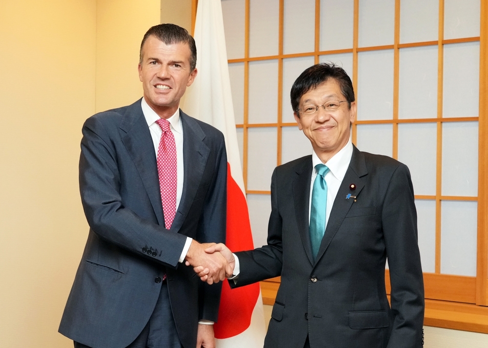 Parliamentary Vice-Minister Matsumoto is shaking hands with Mr. Giogrio Silli, Undersecretary for Foreign Affairs and International Cooperaion of Italy