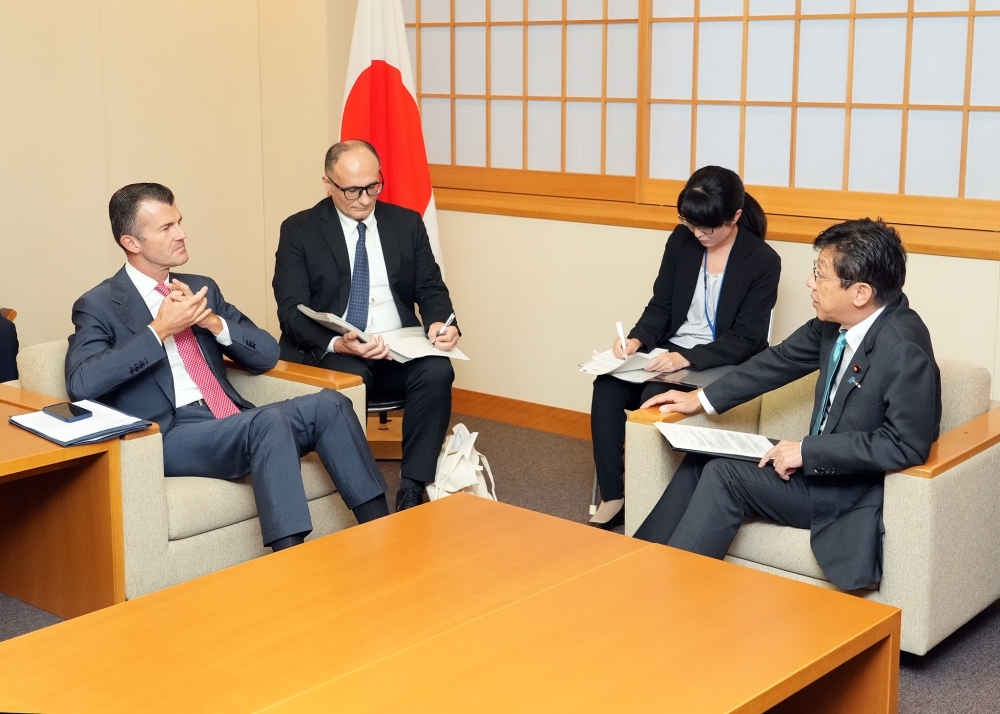 Parliamentary Vice-Minister Matsumoto is talking with Mr. Giogrio Silli, Undersecretary for Foreign Affairs and International Cooperaion of Italy