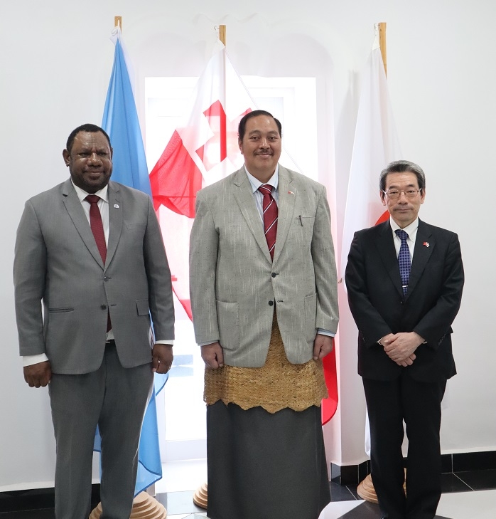 Commemorative photo, (from left) Mr. KANTHA, Chief of Mission and Subregional Coordinator for the South Pacific, International Organization for Migration, His Royal Highness, Crown Prince Tupouto’a ’Ulukalala of Tonga, Japanese Ambassador INAGAKI