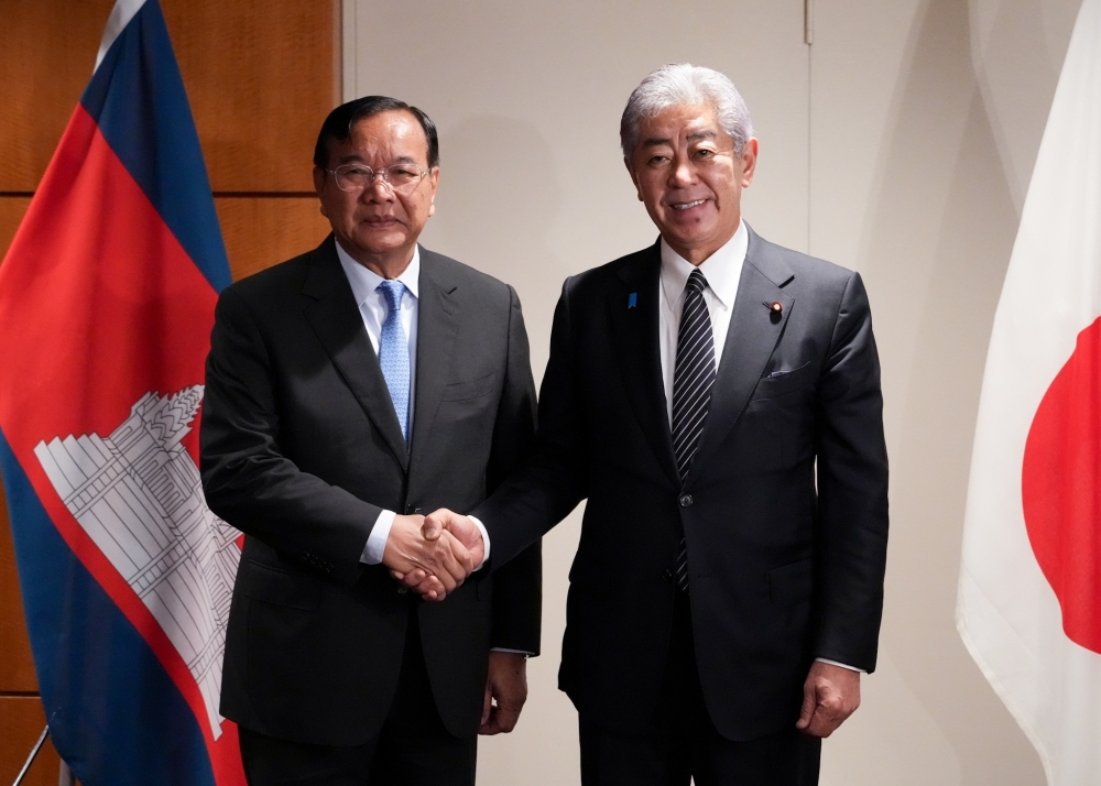 Foreign Minister Iwaya is shaking hands with Mr. Prak Sokhonn, Deputy Prime Minister, Minister of Foreign Affairs and International Cooperation of Cambodia