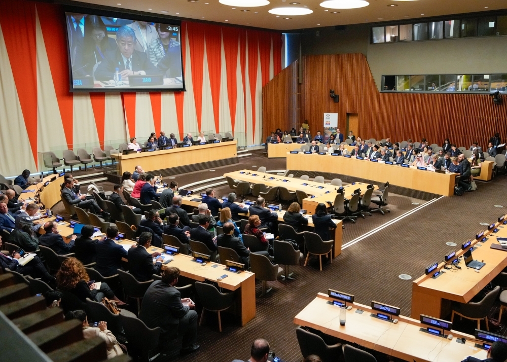 The meeting room, Foreign Minister Iwaya is on the backscreen