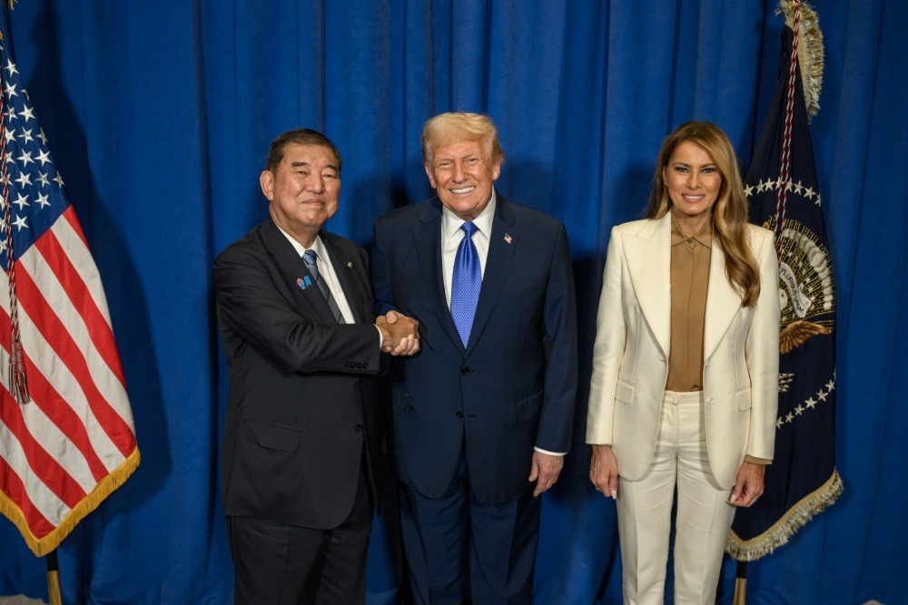 Prime Minister Ishiba shaking hands with President Trump. First Lady Melania Trump is also beside them.
