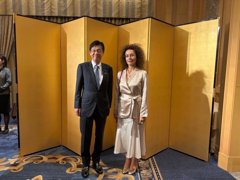 Parliamentary Vice-Minister Matsumoto with Ambassador of Armenia in Japan