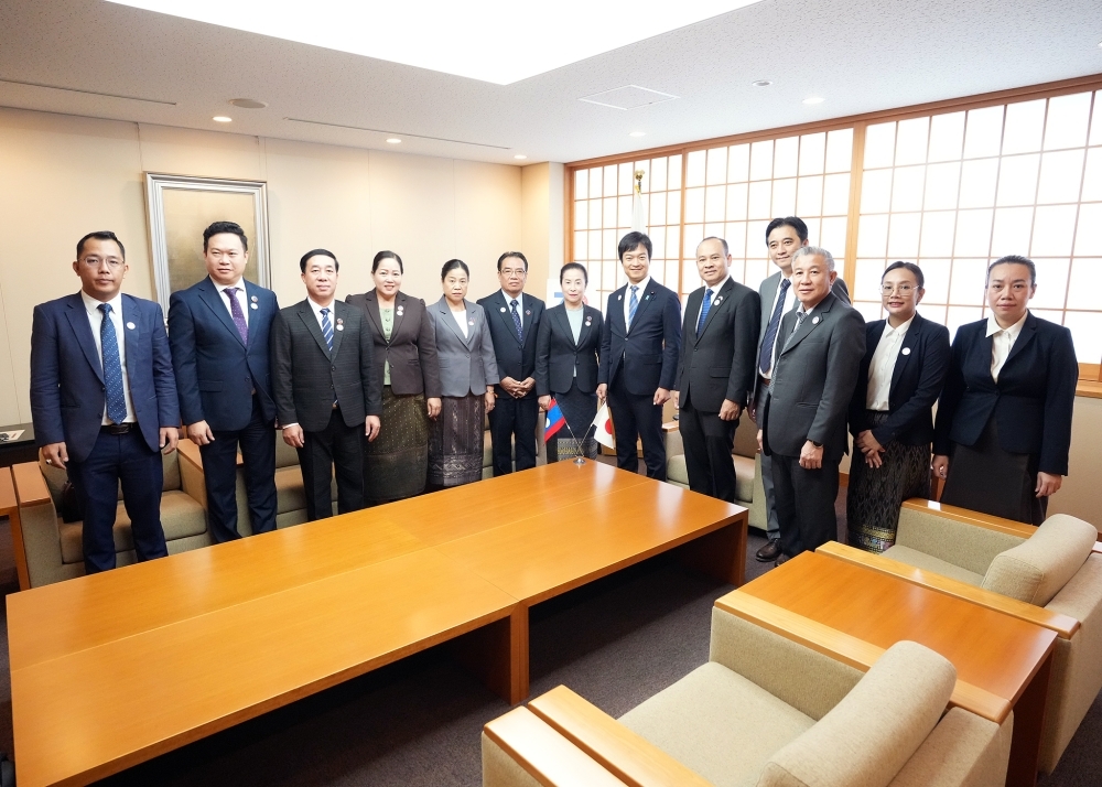 Group photo, State Minister Miyaji with Honorable Mrs. Thoummaly VONGPHACHANH, President of the Laos-Japan Parliamentary Friendship Group and members of the delegation