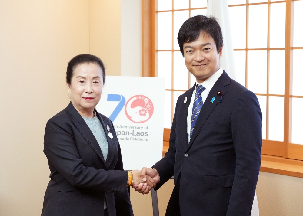 State Minister Miyaji is shaking hands with Honorable Mrs. Thoummaly VONGPHACHANH, President of the Laos-Japan Parliamentary Friendship Group