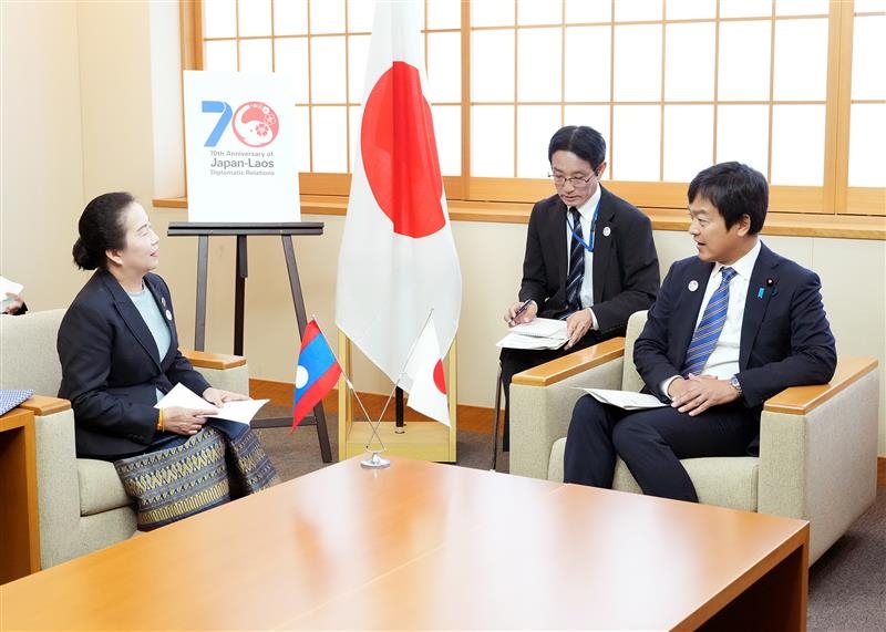 State Minister Miyaji is talking with Honorable Mrs. Thoummaly VONGPHACHANH, President of the Laos-Japan Parliamentary Friendship Group
