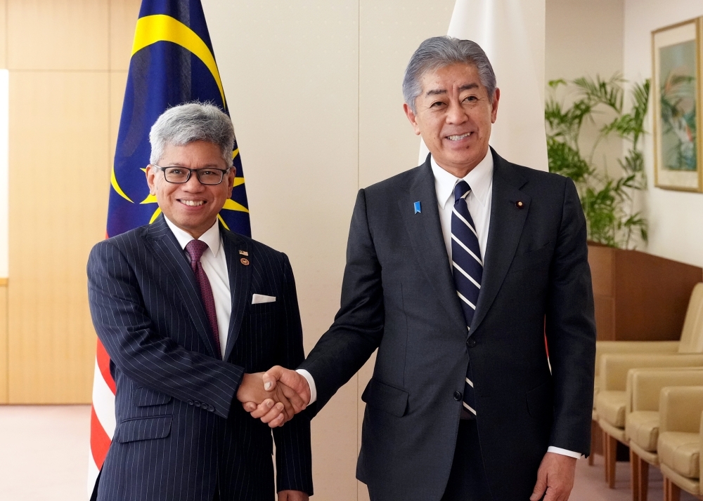 Foreign Minister Iwaya is shaking hands with H.E. Raja Dato’ Nushirwan bin Zainal Abidin, Director General of National Security Council of Malaysia