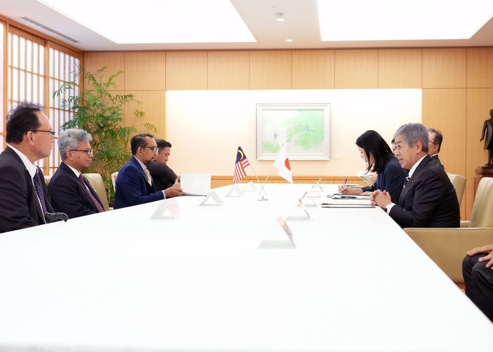 Foreign Minister Iwaya is talking with H.E. Raja Dato’ Nushirwan bin Zainal Abidin, Director General of National Security Council of Malaysia