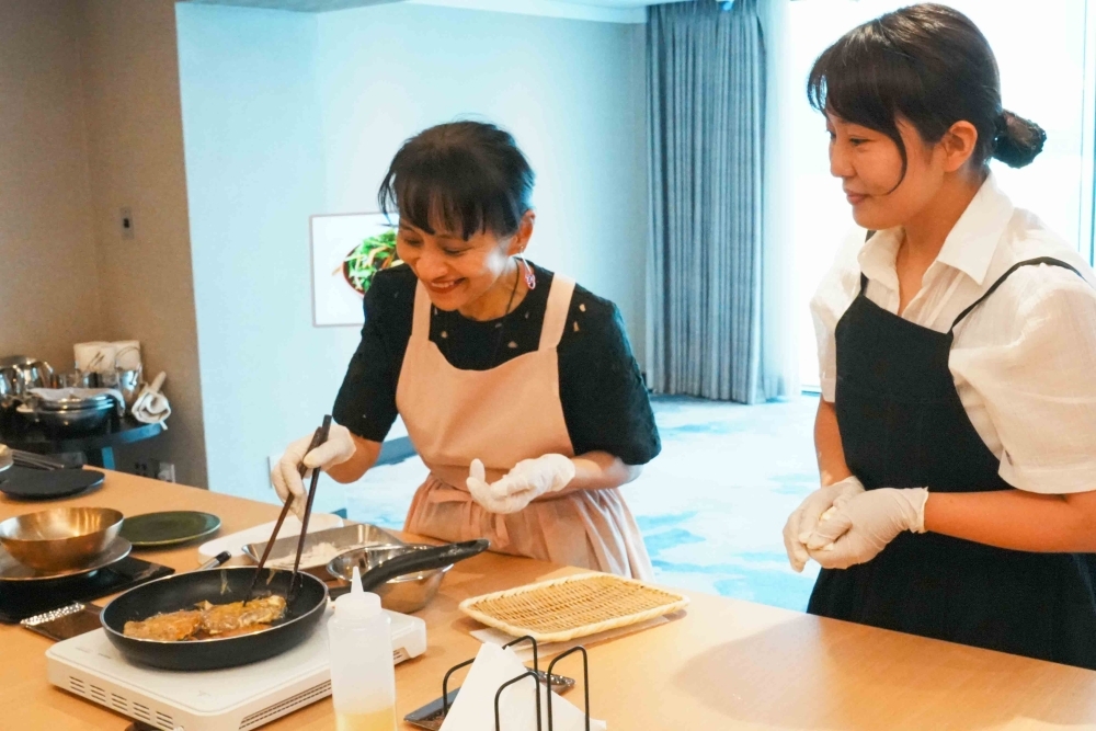 Mrs. ISHIBA learning how to cook Korean pancake