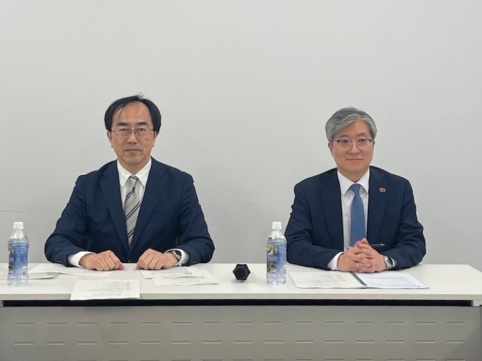 Senior Deputy Minister Akahori and Deputy Minister for Ministry of Foreign Affairs of the Republic of Korea Kim Heesang
