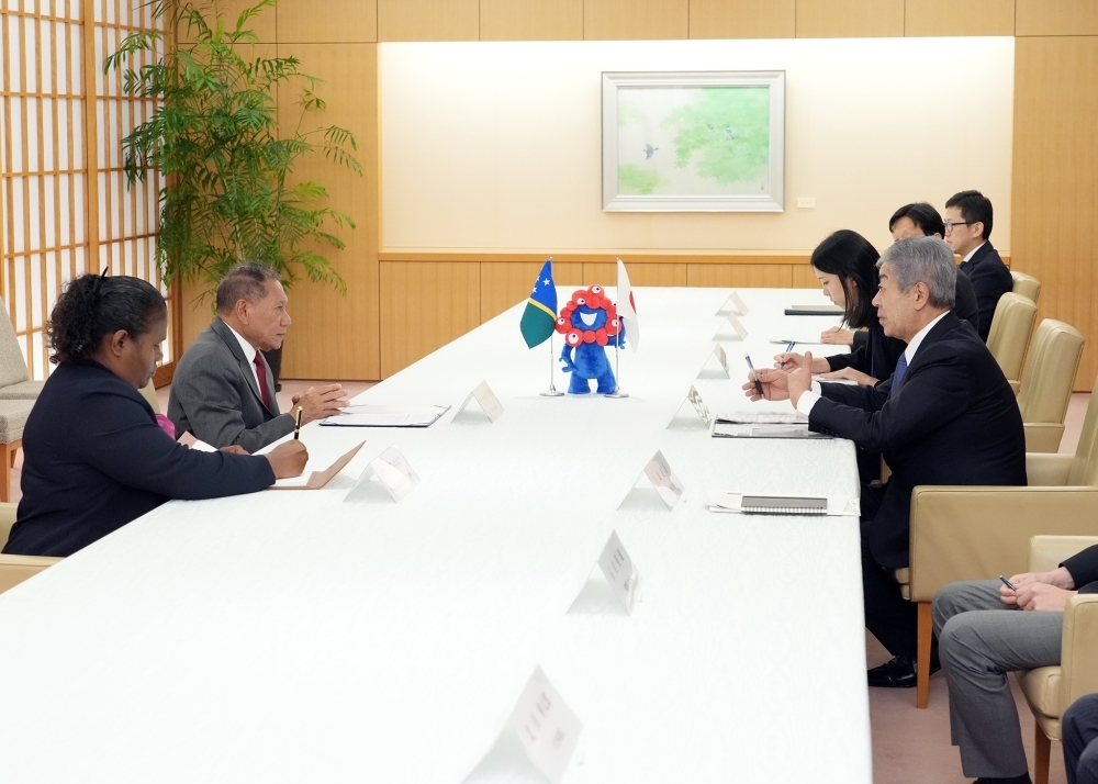 Meeting between Foreign Minister IWAYA and Hon. Agovaka, Minister for Foreign Affairs and External Trade of Solomon