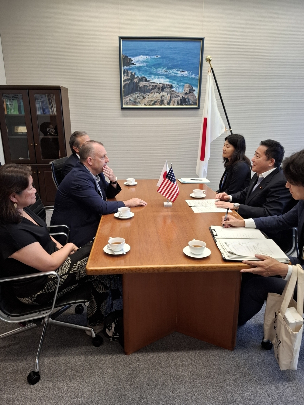 Special Advisor NAGASHIMA talking with Governor Green