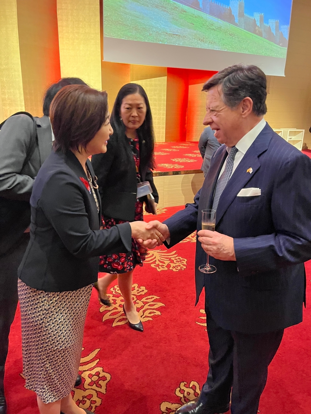 Parliamentary Vice-Minister IKUINA shaking hands with a Spanish dignitary visiting Japan