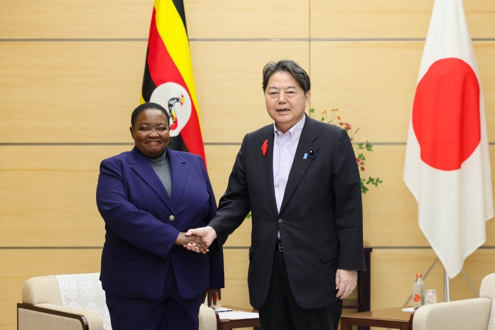 Chief Cabinet Secretary HAYASHI shaking hands with Rt. Hon. Nabbanja, Prime Minister of Uganda