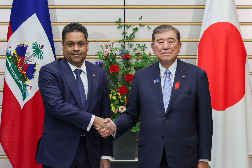 Prime Minister ISHIBA shaking hands with President of TPC Saint-Cyr