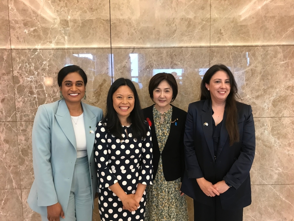Parliamentary Vice-Minister IKUINA poses for a commemorative photo with Australian parliamentary delegation
