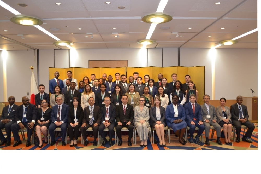 Group photo, State Minister Fujii with participants