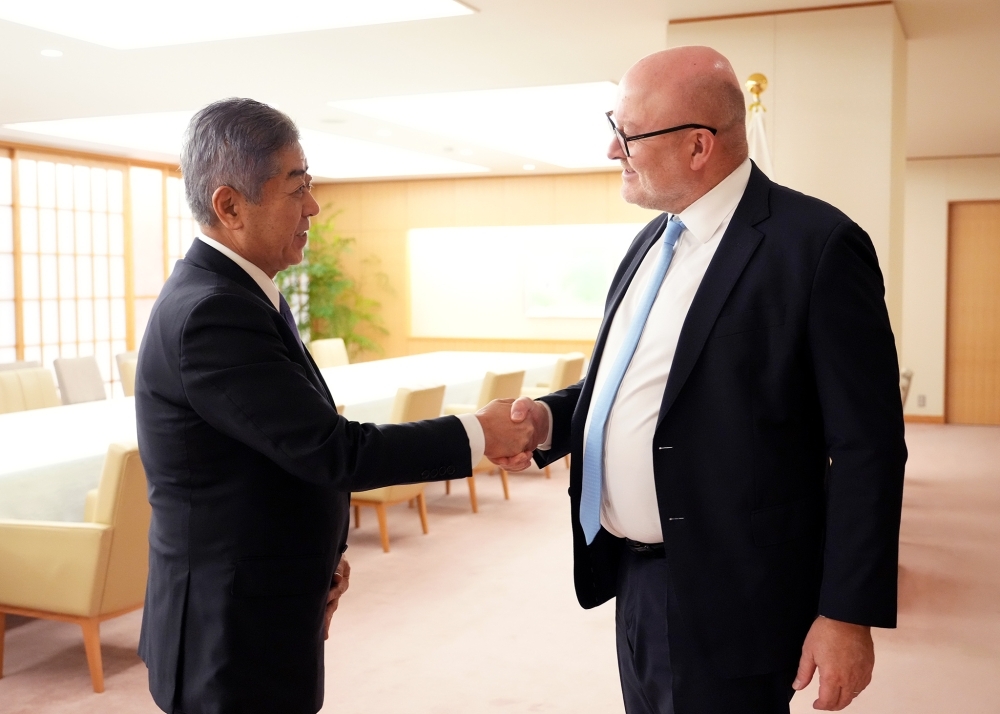 Foreign Minister Iwaya is shaking hands with Judge Heidar, President of the International Tribunal for the Law of the Sea (ITLOS)