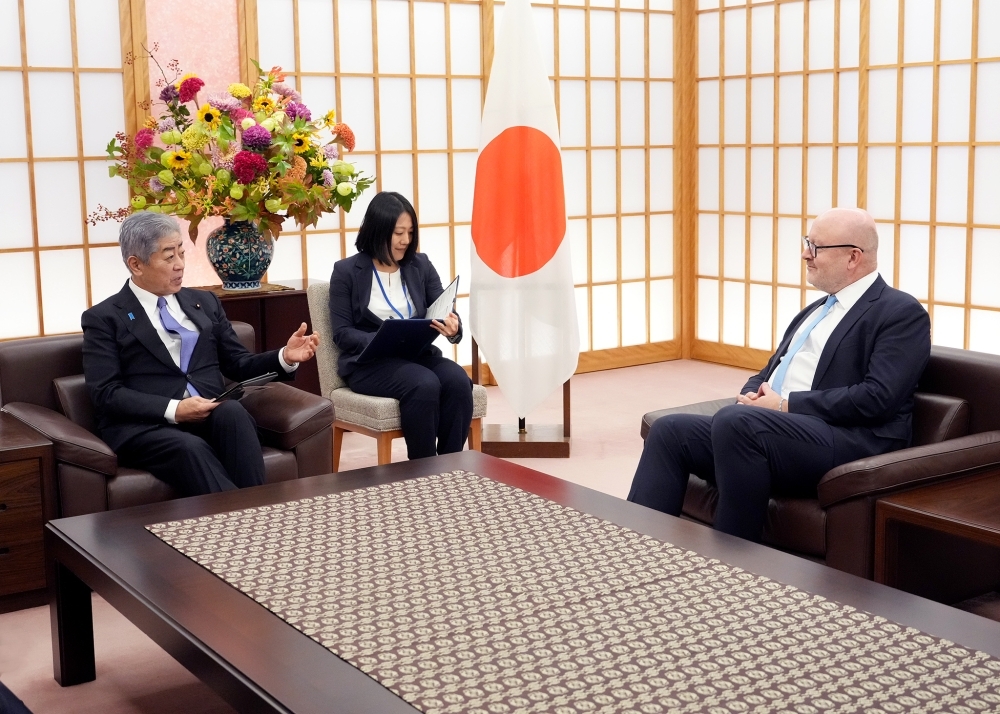 Foreign Minister Iwaya is talking with Judge Heidar, President of the International Tribunal for the Law of the Sea (ITLOS)