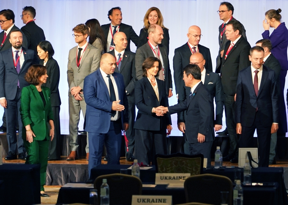 Minister MOTEGI shaking hands with participants