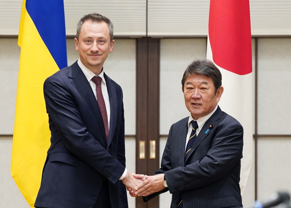 Foreign Minister Motegi shaking hands with Minister Sobolev