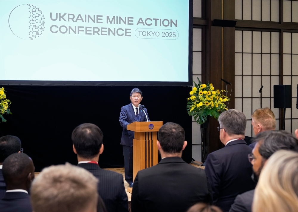Foreign Minister Motegi delivering his speech on the stage