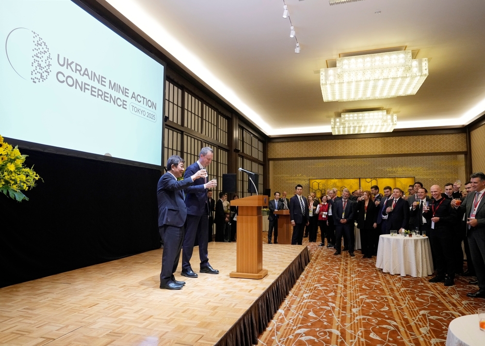 Foreign Minister Motegi proposing a toast