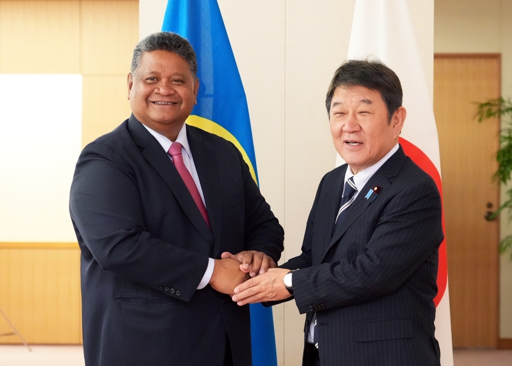 Two ministers shaking hands