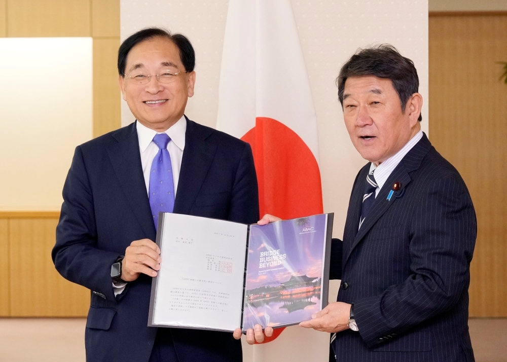 (Photo) Courtesy Call on Foreign Minister MOTEGI by Japan’s Members of the APEC Business Advisory Council (ABAC)