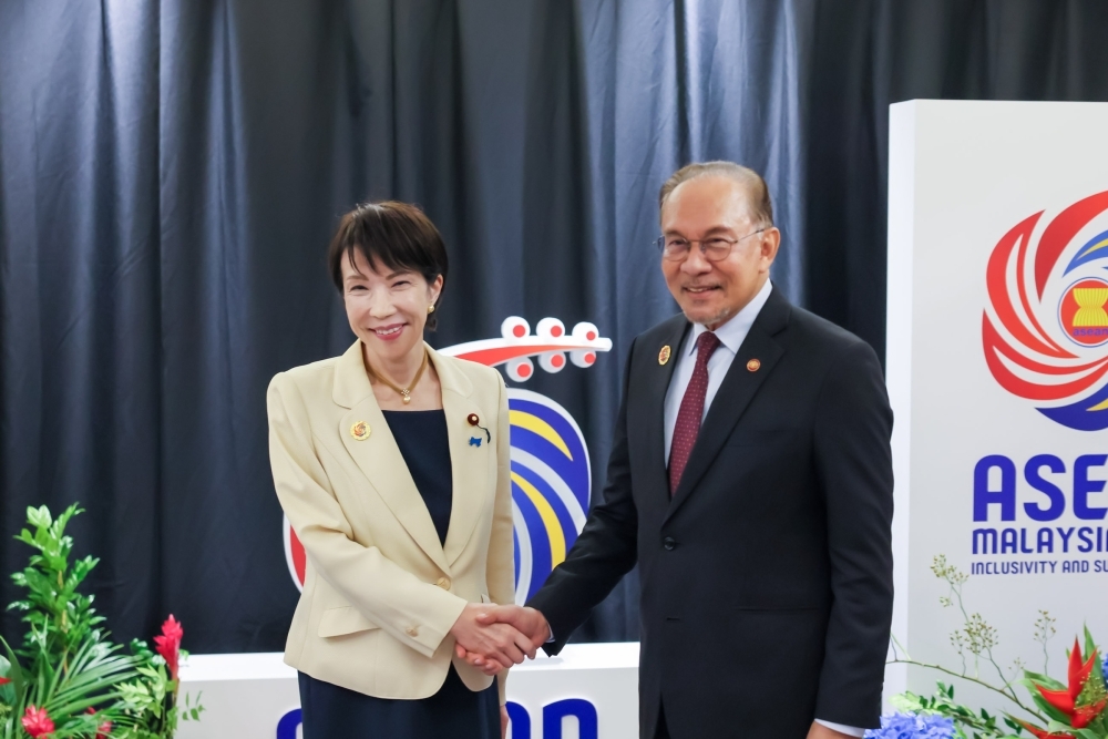 Prime Minister TAKAICHI shaking hands with H.E. Dato’ Seri Anwar bin Ibrahim, Prime Minister of Malaysia