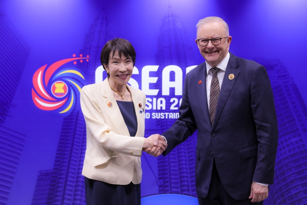 Prime Minister TAKAICHI shaking hands with Prime Minister Albanese of Australia