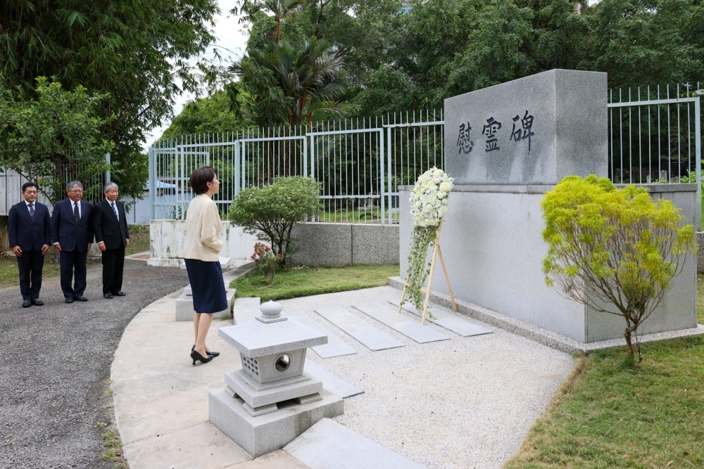 Prime Minister Takaichi offering flowers at the Japanese cemetery
