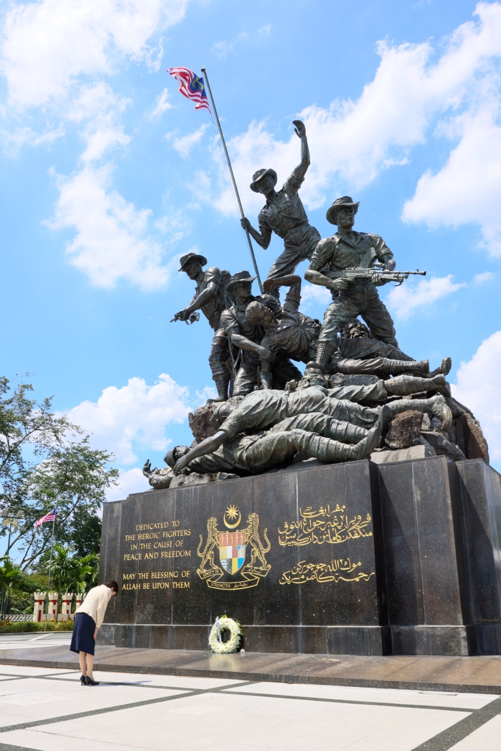 Prime Minister Takaichi visited the National Monument of Malaysia and laid a wreath