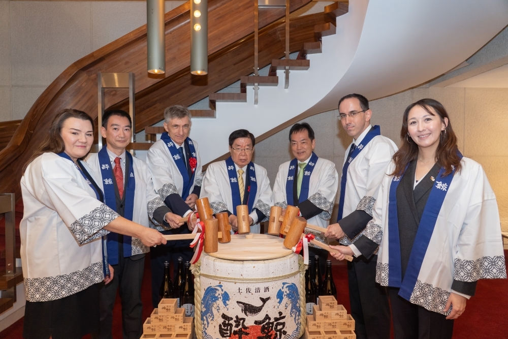 Ms.ERI and Mr.Jan Marian at the kagami-biraki ceremony